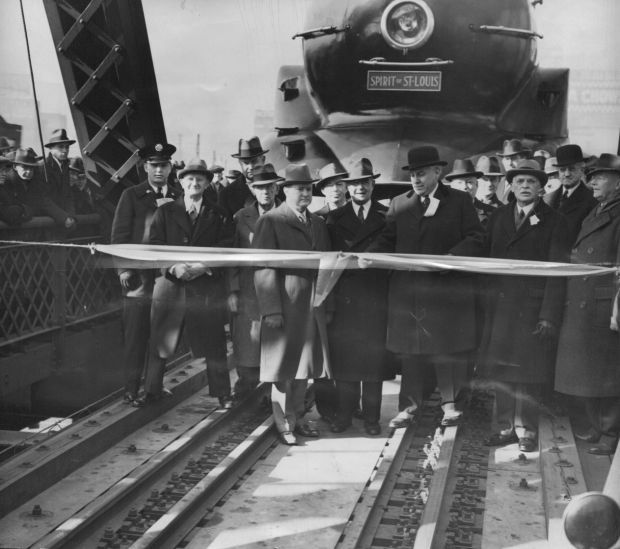 Opening of Muncipal Bridge railroad deck, 1940